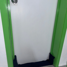 Cargar imagen en el visor de la galería, foto con puerta cerrada y modelo amatista colocado en el marco inferior de la puerta atorado con esquinas laterales e inferiores cubiertas
