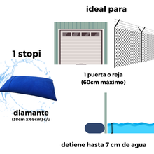 Cargar imagen en el visor de la galería, STOPI Diamante Plus-demostración para que es ideal el STOPI, mostrando altura de agua que detiene como puerta recomendable STOPI.MX