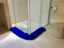 Cargar imagen en el visor de la galería, STOPI Esmeralda Plus- colocado en bañera deteniendo el paso del agua, doblado y puesto personalizada mente al ángulo de la puerta STOPI.MX