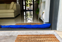 Cargar imagen en el visor de la galería, STOPI Esmeralda Plus-Colocado en marco inferior de una puerta deteniendo el flujo de agua